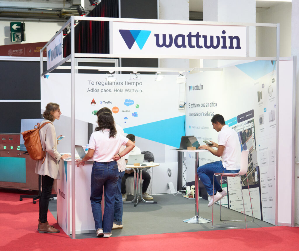 Atención al cliente en un STAND DE FERIA MODULAR DE WATTWINEN LA FERIA EFINTEC 2023